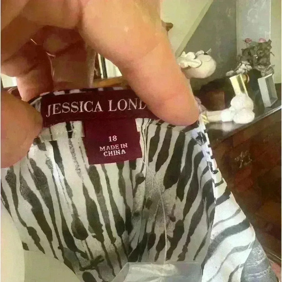 Jessica London blouse size 18. NWOT. Extra button still on tag. Black and white - Picture 12 of 12